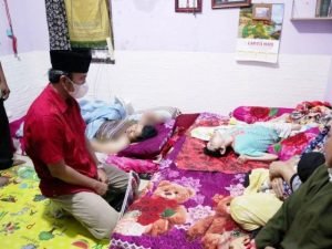 Usai Reses, Edi Purwanto Besuk Ibu Pedagang Peyek yang Alami Luka Bakar