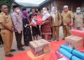 Bupati Muaro Jambi Berikan Bantuan Kepada Korban Kebakaran Warga Desa Pulau Aro