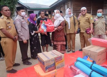 Bupati Muaro Jambi Berikan Bantuan Kepada Korban Kebakaran Warga Desa Pulau Aro