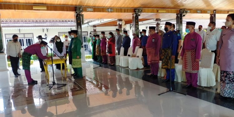 Lantik Pejabat Pemda Batang Hari, Sekda: Kepercayaan ini Jalankan dengan Baik dan Penuh Tanggung Jawab