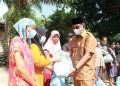 Bupati Tanjungjabung Barat Berikan Bantuan Korban Banjir.