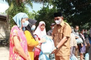Bupati Tanjungjabung Barat Berikan Bantuan Korban Banjir.