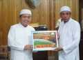 Safari Ramadhan ke Tanjab Barat, Gubernur Al Haris Serahkan Bantuan Tunai ke Masjid Jami’ Istiqomah