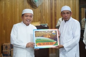 Safari Ramadhan ke Tanjab Barat, Gubernur Al Haris Serahkan Bantuan Tunai ke Masjid Jami’ Istiqomah