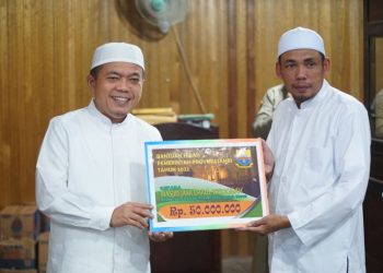 Safari Ramadhan ke Tanjab Barat, Gubernur Al Haris Serahkan Bantuan Tunai ke Masjid Jami’ Istiqomah