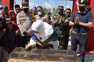 Bupati Muarojambi Meresmikan Jembatan Gantung Putri Ponjen di Desa Tanjung Lanjut Kecamatan Sekernan