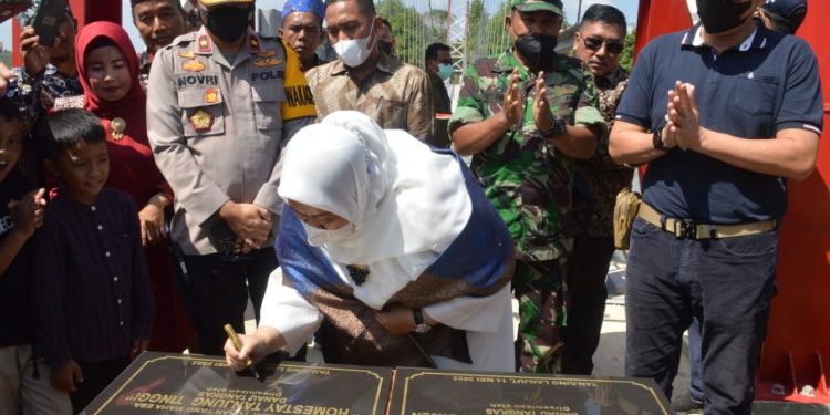Bupati Muarojambi Meresmikan Jembatan Gantung Putri Ponjen di Desa Tanjung Lanjut Kecamatan Sekernan