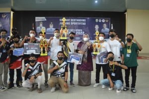 Bupati Muarojambi Berikan Tropi Juara Tournament E-Sport Mobile Legend Bupati Cup Millenial 2022