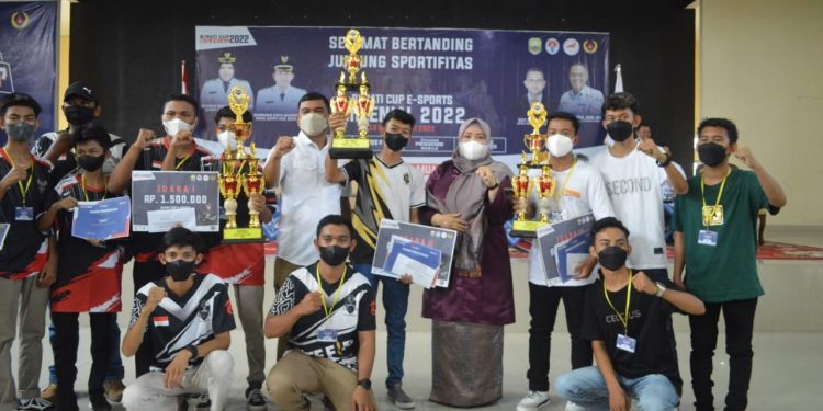 Bupati Muarojambi Berikan Tropi Juara Tournament E-Sport Mobile Legend Bupati Cup Millenial 2022