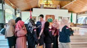 Bupati MFA Bagi-bagi Paket Lebaran ke Petugas Kebersihan