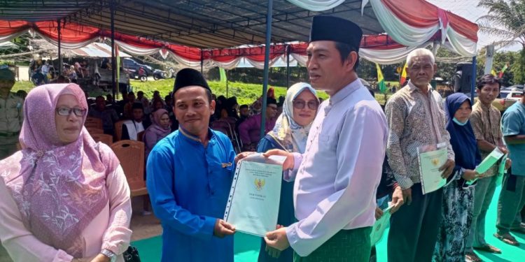 Bupati MFA Serahkan 250 Sertifikat ke Masyarakat