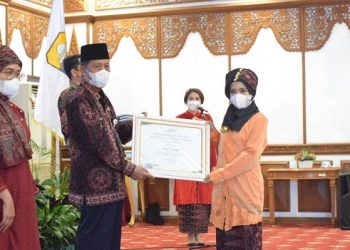 Abdullah Sani Berikan Penghargaan Kartini Masa Kini Provinsi Jambi