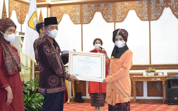 Abdullah Sani Berikan Penghargaan Kartini Masa Kini Provinsi Jambi