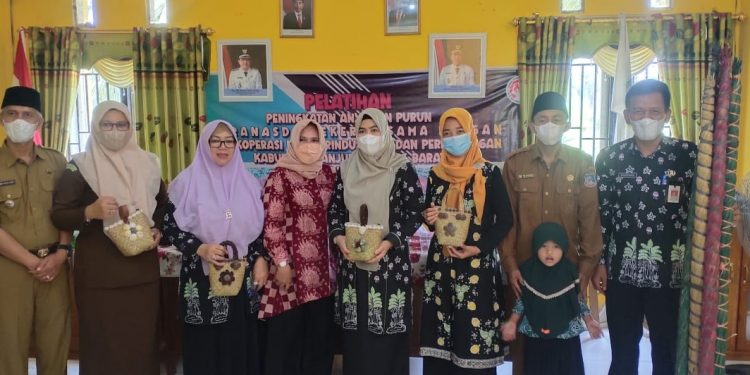 Ketua Dekranasda Kabupaten Tanjungjabung Barat Buka Pelatihan Anyaman Pandan/Purun