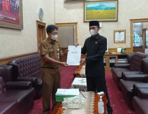 Ketua DPRD Terima Berkas Calon Komisi Informasi Provinsi Lolos Seleksi