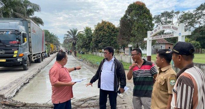 Komisi III DPRD Provinsi Jambi Tinjau Pengerjaan Proyek Jalan Tempino-Batanghari