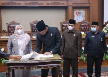 Ketua DPRD Kabupaten Muarojambi Pimpin Rapat Sahkan APBD 2022 Rp 1,377 T