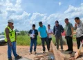 Komisi III DPRD Muaro Jambi Turun Lapangan Sidak Pembangunan Jalan Desa Mekarsari