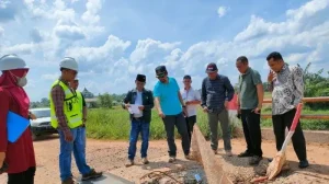 Komisi III DPRD Muaro Jambi Turun Lapangan Sidak Pembangunan Jalan Desa Mekarsari