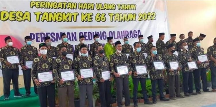 Anggota DPRD Muarojambi Aidi Hatta dan Ali Mustika Hadiri Harlah Desa Tangkit Ke 66 Dan Peresmian GOR Tangkit Emas