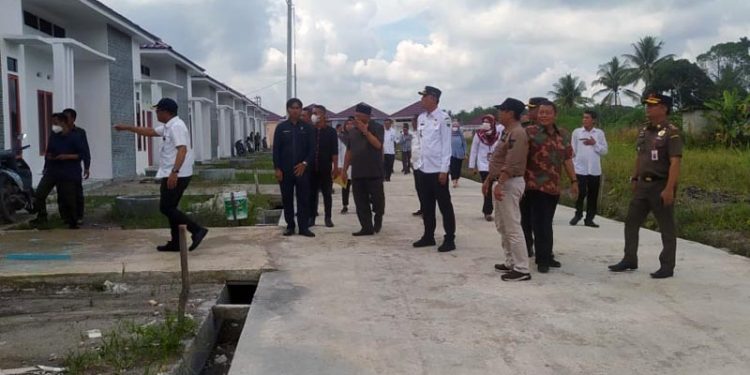 Pj Bupati Muarojambi Bachyuni Deliansyah Menghadiri Serah Terima Secara Simbolis Prasarana, Sarana, dan Utilitas (PSU)