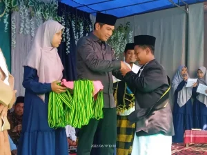 Bupati MFA Berikan Bantuan Al Qur’an pada Ponpes Jawahirul Qur’an