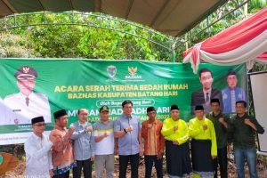 Bupati MFA Serahkan Rumah Bedah Kepada Masyarakat