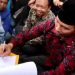 Terima Aspirasi Mahasiswa, Ketua DPRD Provinsi Jambi Tandatangani Surat Penolakan Kenaikan Harga BBM