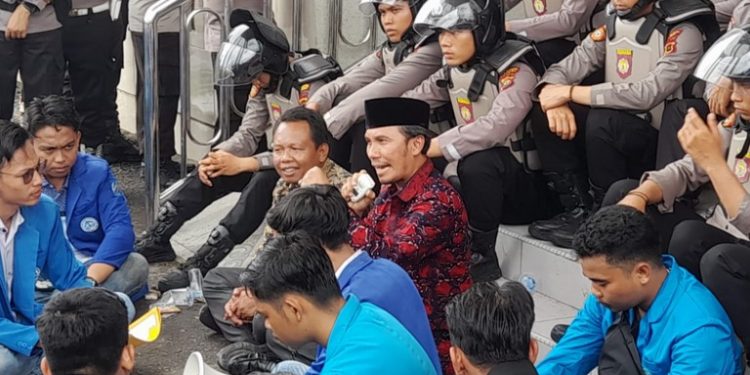 Temui Pendemo, Ketua DPRD Provinsi Jambi Edi Purwanto Berkata Kita Terus Bekerja