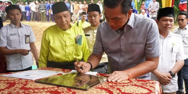 Bupati MFA Serahkan Kunci ke Warga Penerima Bantuan Bedah Rumah