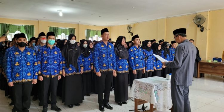 Sekretaris Daerah Agus Sanusi Memimpin Pengambilan Sumpah dan Janji 164 PNS TanjungjabungBarat