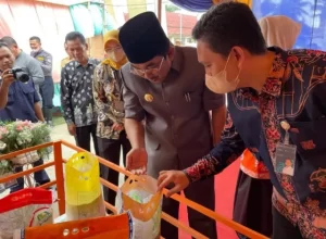 Stand Pameran Perum Bulog Dikunjungi Bupati Tanjungjabung Barat