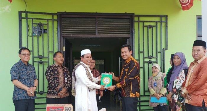 Komisi IV DPRD Provinsi Jambi Serahkan Bantuan Program Permakanan ke Ponpes di Tebo