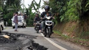 Jalan Trans Sulawesi Di Majene Amblas Diterjang Ombak Laut