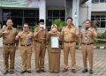 Bupati Fadhil Beri Piagam Penghargaan Kepada Salah Satu ASN Batanghari