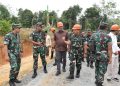 Bupati MFA Dampingi Pangdam II/Sriwijaya Tinjau Jalan Karya Bakti di Desa Tenam