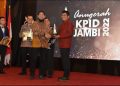 Bupati Fadhil Mendapatkan Penghargaan KPID Award