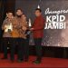 Bupati Fadhil Mendapatkan Penghargaan KPID Award