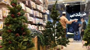 Meriah Natal, Mal-Bar Di Saudi Pasang Pohon Cemara-Santa Claus