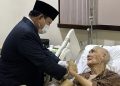 Prabowo Genggam Akrab Tangan Try Sutrisno Yang Terbaring Di Rspad