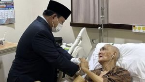 Prabowo Genggam Akrab Tangan Try Sutrisno Yang Terbaring Di Rspad