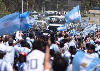 Messi Ke Mana-Mana Dikepung Suporter Argentina