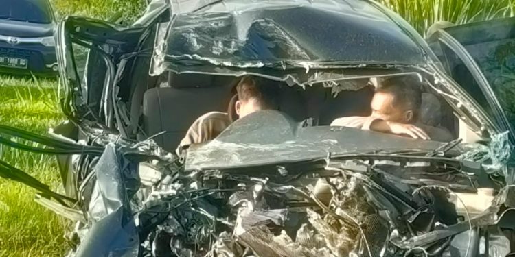 Kecelakaan Maut di Tanjabtim Mobil dan Truk Rusak Berat
