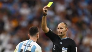 Kembali Bikin Kontroversi, Wasit Yang Disemprot Messi Ingin Pensiun