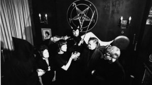 Ritual-Ritual Aneh Pemuja Setan, Misa Hitam Hingga Bugil Di Altar