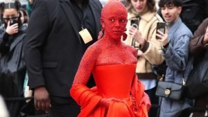 Kesabaran Doja Cat Dihias 30 Ribu Swarovski di Show Schiaparelli