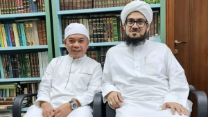 Sowan ke Sayyid Ahmad bin Muhammad Alawi Al Maliki: Gubernur Al Haris Dipasangkan Kopiah Putih