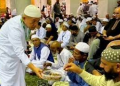 Gubernur Al Haris Bagi-bagi Kurma ke Jamaah di Masjidil Haram Mekkah