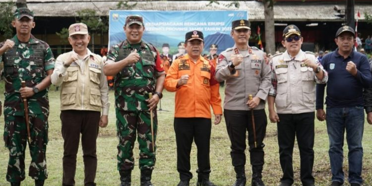 Meningkatnya Aktifitas Gunung Kerinci, Gubernur Al Haris: Kerinci Butuh Lima Jalur Evakuasi
