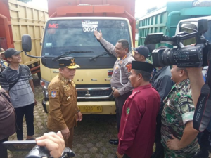 Gubernur Al Haris Pasang Stiker Lambung Angkutan Batu Bara